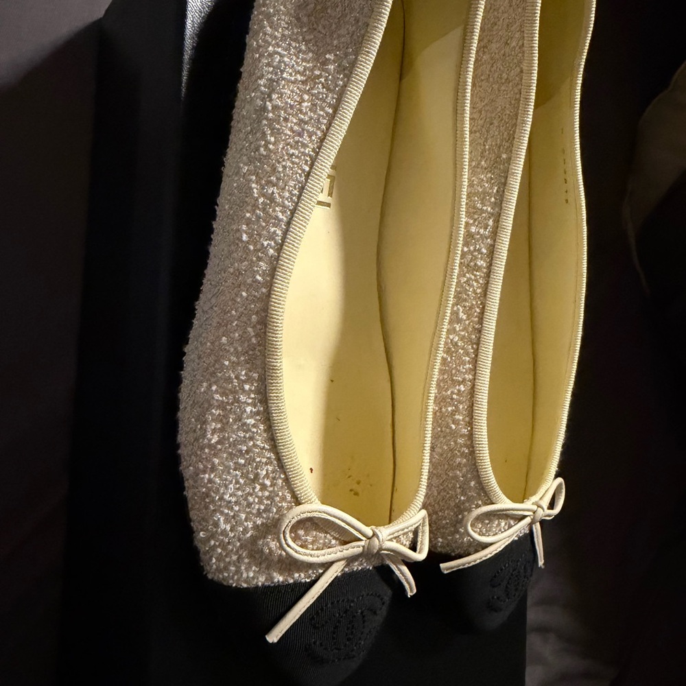 CHANEL Cream and Black Textured Tweed Flats